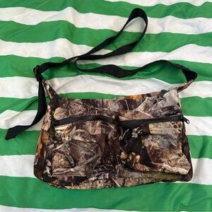 BAGGU cargo medium crossbody in photo forest